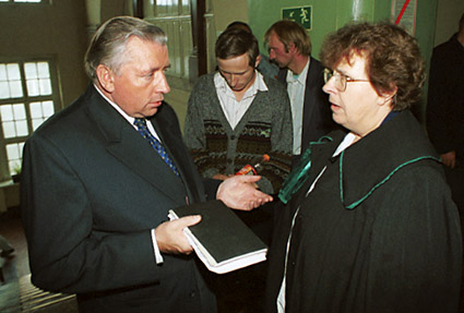 Elbląg, Samoobrona może mówić o zwycięstwie w wyborach - na zdjęciu A. Lepper w elbląskim sądzie Elbląg, Samoobrona może mówić o zwycięstwie w wyborach - na zdjęciu A. Lepper w elbląskim sądzie