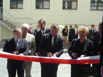 Elbląg, Uroczyste przecięcie wstęgi: Władysław Mańkut, Andrzej Konończuk i Anna Szyszka.