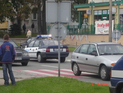 Elbląg, Feralne przejście w chwilę po wypadku; w głębi, za policyjnym radiowozem, samochód sprawcy