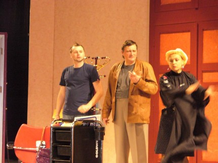 Elbląg, Od lewej: Marcin Tomasik (Tonio), Krzysztof Bartoszewicz (Edward Wurzel), Beata Przewłocka (pani Dąbek).