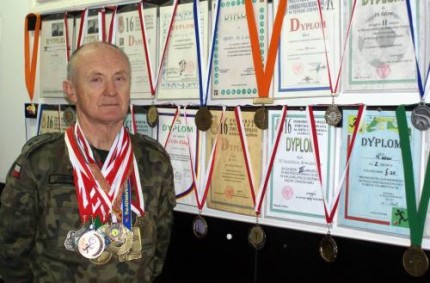 Elbląg, St. chor. sztab. Marek Szredel i jego sportowe trofea