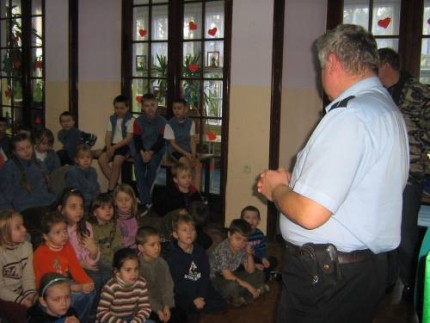 Elbląg, Uczniowie z dużym zainteresowaniem słuchali policyjnej pogadanki nt. bezpiecznego poruszania się na jezdni