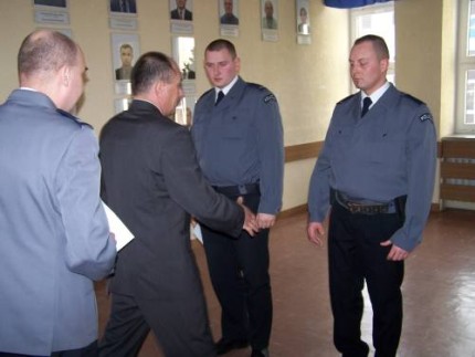 Elbląg, Podczas dzisiejszej odprawy Komendant Wojewódzki Policji w Olsztynie inspektor Krzysztof Starańczak nagrodził dwóch elbląskich funkcjonariuszy, którzy uratowali z płonącego mieszkania trzy osoby Elbląg, Podczas dzisiejszej odprawy Komendant Wojewódzki Policji w Olsztynie inspektor Krzysztof Starańczak nagrodził dwóch elbląskich funkcjonariuszy, którzy uratowali z płonącego mieszkania trzy osoby