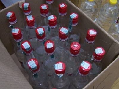 Elbląg, W mieszkaniu Leszka Ch. policjanci zabezpieczyli m.in. prawie 20 litrów wódki, plastikowe pojemniki na alkohol oraz puste butelki