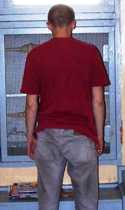 Elbląg, 19-latek, który zaczepiał, bił i obrzucał wulgaryzmami przechodniów, po raz kolejny trafił do policyjnej celi