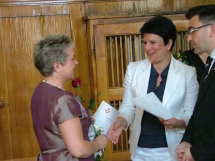 Elbląg, Zastępca dyrektora MOPS Mirosława Marjańska i wiceprezydent Artur Zieliński dziękują za trud i poświecenie matce zastępczej Danucie Kapuścińskiej