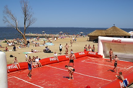Elbląg, W upalne dni przyjemnie odpoczywa się na plaży (www.michalpawlowicz.com) Elbląg, W upalne dni przyjemnie odpoczywa się na plaży (www.michalpawlowicz.com)