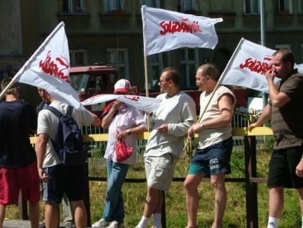 Elbląg, 10 czerwca tego roku pracownicy pikietowali przed bramą zakładu ( Elbląg, 10 czerwca tego roku pracownicy pikietowali przed bramą zakładu (