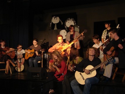 Elbląg, Na zdjęciu koncert galowy podsumowujący pracę młodych artystów uczęszczających na zajęcia do MDK-u.