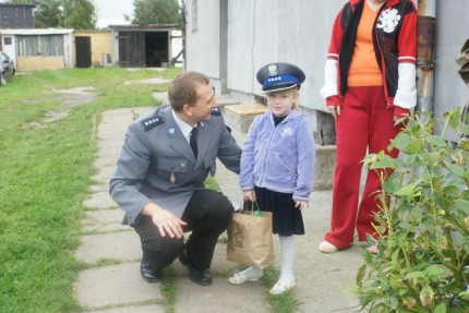 Elbląg, Karolince gratulował bohaterskiej postawy zastępca Komendanta Miejskiego Policji w Elblągu nadkom. Robert Muraszko