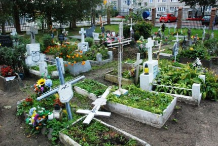 Elbląg, Niszczyli i okradali grobowce