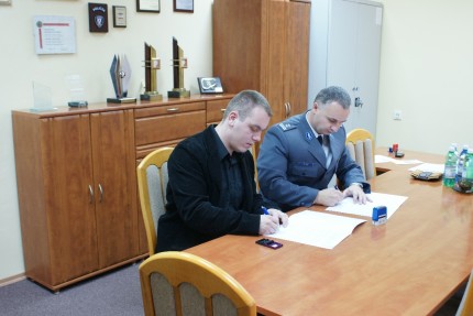 Elbląg, Porozumienie o współpracy podpisali - szef elbląskich policjantów mł. insp. Marek osik oraz Adrian Greczycho, komendant Hufca ZHP Elbląg, Porozumienie o współpracy podpisali - szef elbląskich policjantów mł. insp. Marek osik oraz Adrian Greczycho, komendant Hufca ZHP