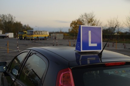 Elbląg, Jak „zrobić prawko” u Adama?