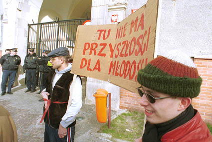 Elbląg, Członkowie i sympatycy stowarzyszenia Młodzi Demokraci protestowali przed elbląskim ratuszem