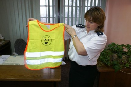 Elbląg, Dzieki kamizelkom odblaskowym dzieciaki będa bardziej widoczne na drodze (na zdj. asp. sztab. Alina Zając,