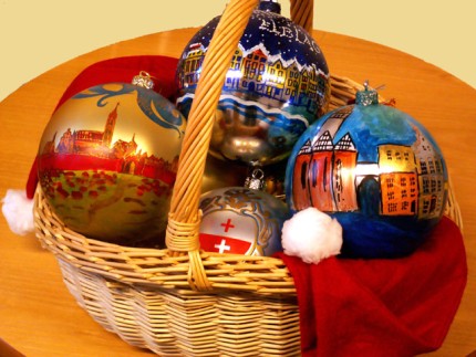 Elbląg, Bombki przeznaczone na licytację ozdobili elbląscy artyści plastycy Elbląg, Bombki przeznaczone na licytację ozdobili elbląscy artyści plastycy