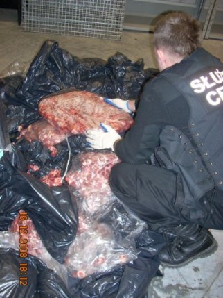 Elbląg, W mercedesie ukrytych było 200 kilogramów serc drobiowych