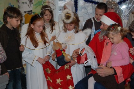Elbląg, Kolędnicy i Święty Mikołaj umilali przedświąteczny czas małym pacjentom Elbląg, Kolędnicy i Święty Mikołaj umilali przedświąteczny czas małym pacjentom