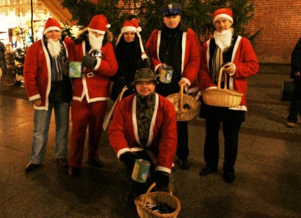 Elbląg, Wspólnie z policyjnymi Mikołajami kwestowali m.in. dziennikarze i żołnierze