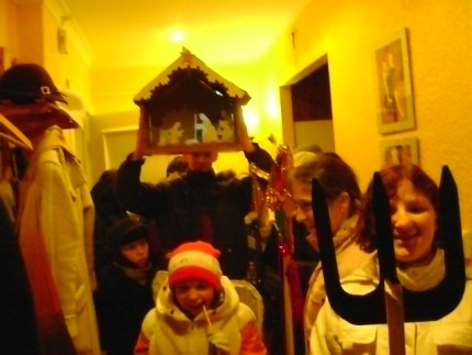 Elbląg, Kolędnicy z SOSW nr 1 z wizytą w jednym z mieszkań Elbląg, Kolędnicy z SOSW nr 1 z wizytą w jednym z mieszkań
