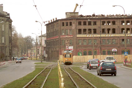 Elbląg, Trwa rozbiórka części starej hali przy ul. Pocztowej Elbląg, Trwa rozbiórka części starej hali przy ul. Pocztowej