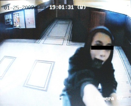 Elbląg, 17-latek wdrapał się na wysokość urządzenia i kamieniem zniszczył kamerę (zapis z kamery)