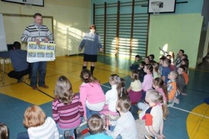 Elbląg, Dziś (2 lutego) policjanci gościli na półzimowisku w Szkole Podstawowej nr 16 przy ul. Sadowej