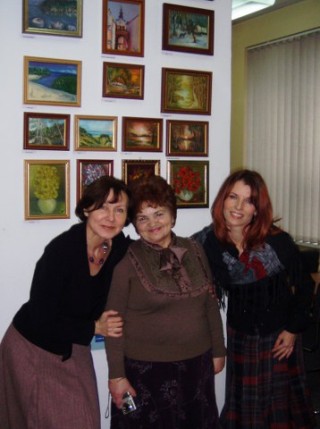 Elbląg, Na zdjęciu J. Szadkowska - dyrektor bibliotek, L. Modrzyńska - malarka, autorka wystawy, K. Smeja  -Skulimowska - malarka.