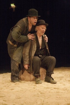 Elbląg, scena ze spektaklu - na zdj. Lech Gwit i Tomasz Czajka