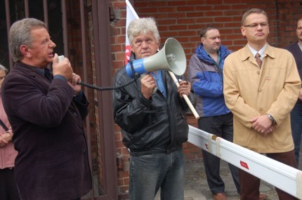 Elbląg, Mirosław Kozłowski nie został wpuszczony na teren Logstoru, by porozmawiać ze strajkującą załogą (archiwum,