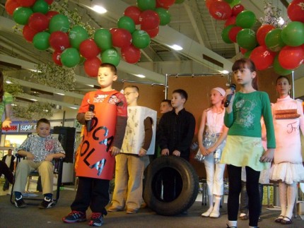 Elbląg, Dni Recyklingu były okazją do wystąpienia uczniów  klasy III d (SP 12) z inscenizacją „Dzikie wysypisko”