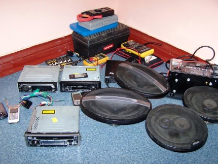 Elbląg, Kradli z samochodów m.in. radioodtwarzacze, CB radia, skrzynki z narzędziami Elbląg, Kradli z samochodów m.in. radioodtwarzacze, CB radia, skrzynki z narzędziami