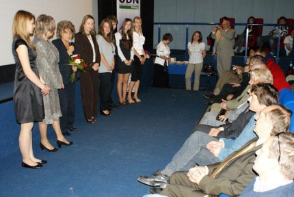 Elbląg, Młodzi "filmowcy" z Gimnazjum nr 2 i bohaterka ich reportażu Tamara Ostaszewska-Pluta Elbląg, Młodzi "filmowcy" z Gimnazjum nr 2 i bohaterka ich reportażu Tamara Ostaszewska-Pluta