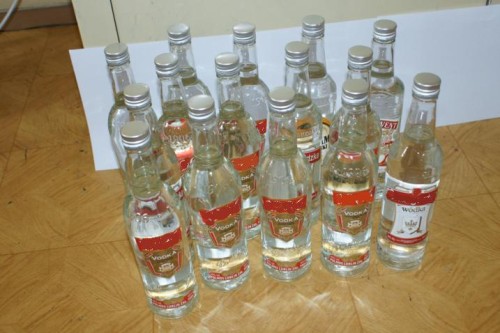 Elbląg, Policjanci znaleźli w mieszkaniu m.in.15 butelek z alkoholem bez polskich znaków akcyzy