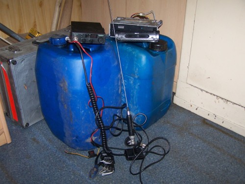 Elbląg, Łupem złodziei padły kanistry z olejem napędowym, CB radio, radioodtwarzacz samochodowy oraz narzędzia Elbląg, Łupem złodziei padły kanistry z olejem napędowym, CB radio, radioodtwarzacz samochodowy oraz narzędzia