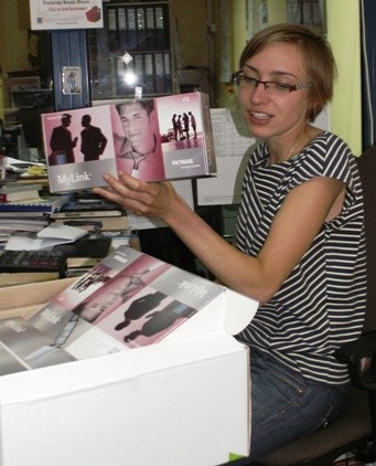 Elbląg, Katarzyna Mielnicka ze Światowida prezentuje sprzęt dla niesłyszących.