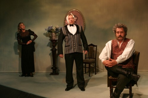 Elbląg, Scena ze spektaklu - na pierwszym planie Mariusz Michalski, dalej Lesław Ostaszkiewicz i Teresa Suchodolska-Wojciechowska