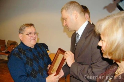 Elbląg, Zdjęcie z francuskiej gazety internetowej www.courrier-picard. Państwo Orłowscy wręczają list-deseczkę Michelle’owi Barraud, synowi jego autora.