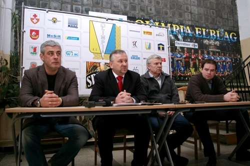 Elbląg, Spotkanie w siedzibie klubu sprowokowane zostało ostatnimi decyzjami ratusza, w wyniku których drugoligowa Olimpia straciła połowę dotacji z kasy miejskiej na stypendia dla sportowców i promocję Elbląg, Spotkanie w siedzibie klubu sprowokowane zostało ostatnimi decyzjami ratusza, w wyniku których drugoligowa Olimpia straciła połowę dotacji z kasy miejskiej na stypendia dla sportowców i promocję