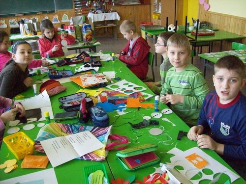 Elbląg, Uczniowie młodszych klas SP nr 11 uczestniczą m.in.w zajęciach plastycznych