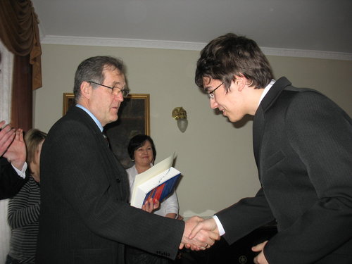 Elbląg, Mateusz Grzybicki odbiera nagrodę.