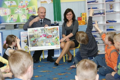 Elbląg, Policjant w przedszkolu - to początek akcji czytania bajek najmłodszym Elbląg, Policjant w przedszkolu - to początek akcji czytania bajek najmłodszym