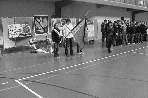 Elbląg, Uczniowie i nauczyciele SP nr 12 minutą ciszy uczcili pamięć ofiar katastrofy lotniczej pod Smoleńskiem