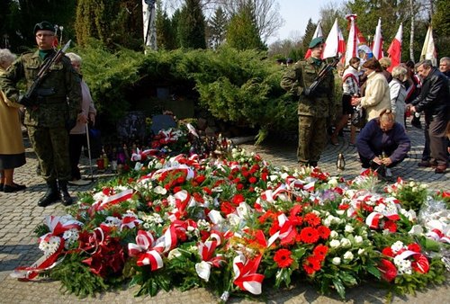Elbląg, Wieńce i kwiaty pod Krzyżem Katyńskim złożyli m.in. przedstawiciele władz samorządowych, środowisk kombatanckich, służb mundurowych Elbląg, Wieńce i kwiaty pod Krzyżem Katyńskim złożyli m.in. przedstawiciele władz samorządowych, środowisk kombatanckich, służb mundurowych
