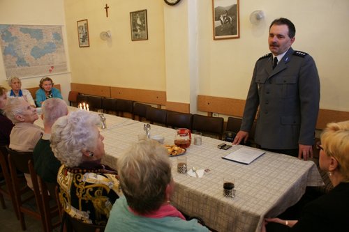 Elbląg, Seniorów ostrzegał nadkomisarz Artur Kłapouchy z Wydziału Prewencji Kryminalnej elbląskiej komendy