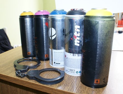 Elbląg, Dwie 18-latki malowały farbą w sprayu napisy na budynkach, "upiększyły" też ławkę i stację transformatorową