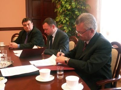 Elbląg, Prezydent Elbląga podpisuje umowę. Elbląg, Prezydent Elbląga podpisuje umowę.