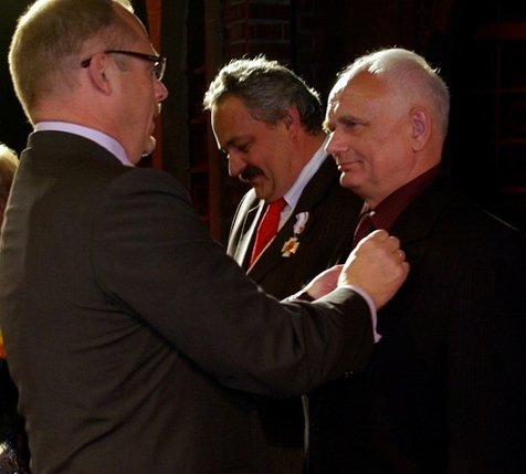 Elbląg, Odznaki honorowe „za zasługi dla województwa warmińsko-mazurskiego” wpinał w dumne piersi samorządowców marszałek Jacek Protas Elbląg, Odznaki honorowe „za zasługi dla województwa warmińsko-mazurskiego” wpinał w dumne piersi samorządowców marszałek Jacek Protas