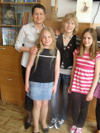 Elbląg, Pani Krystyna Gierszewska ze swoimi uczniami. Elbląg, Pani Krystyna Gierszewska ze swoimi uczniami.