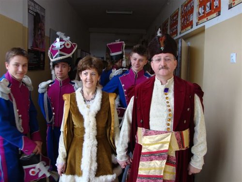 Elbląg, Ubranym po szlachecku dyrekcji i gronu pedagogicznemu asystowali uczniowie w strojach z epoki.